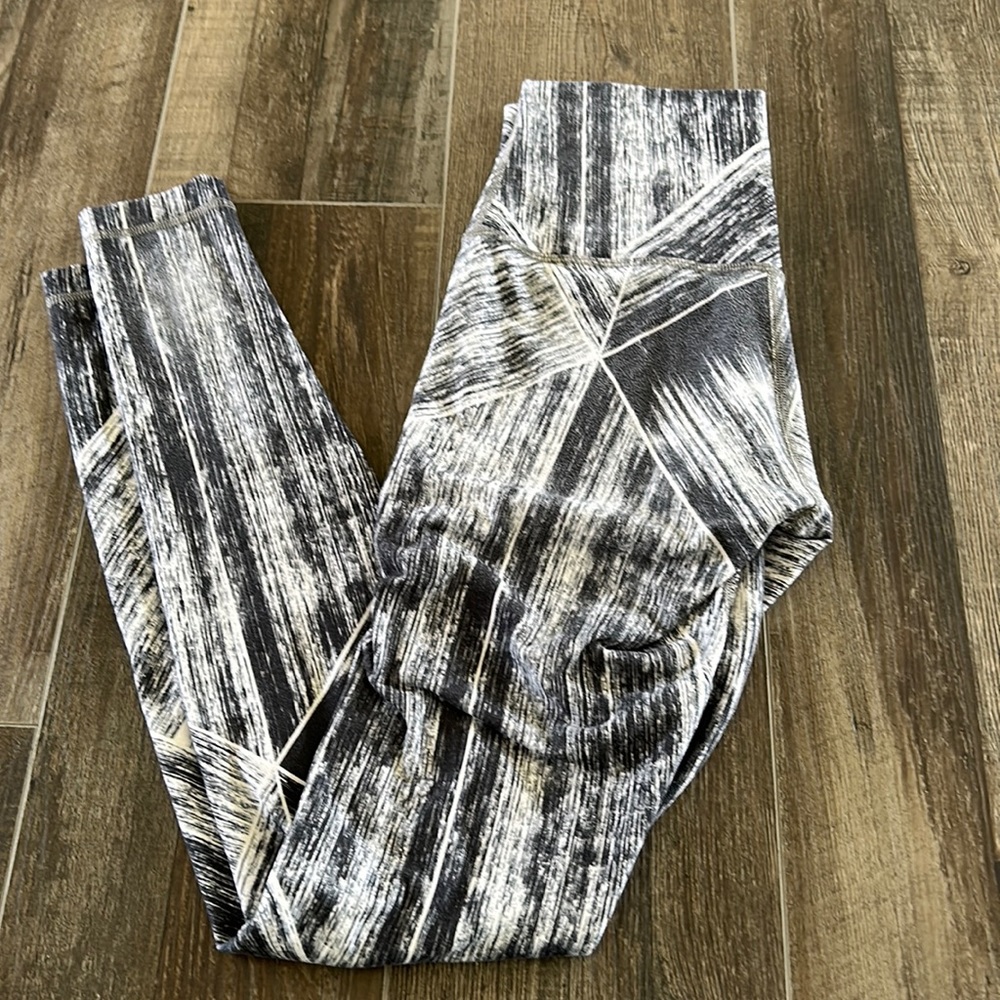 Lululemon full length leggings black and white Size 8